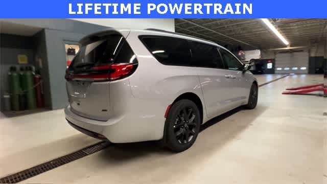 Thumbnail: 2026 Chrysler Pacifica - 8