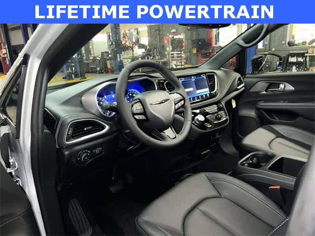 Thumbnail: 2026 Chrysler Pacifica - 10