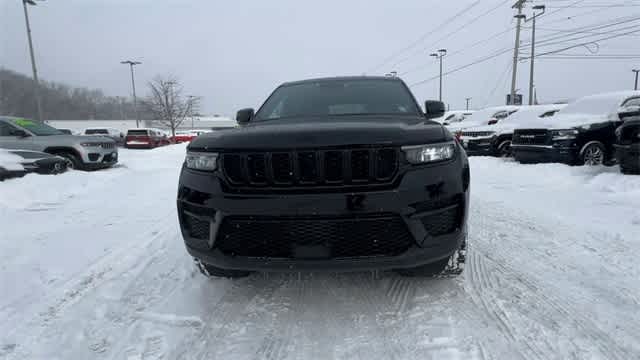 Thumbnail: 2023 Jeep Grand Cherokee - 3