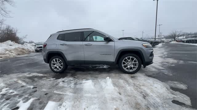 Thumbnail: 2022 Jeep Compass - 9