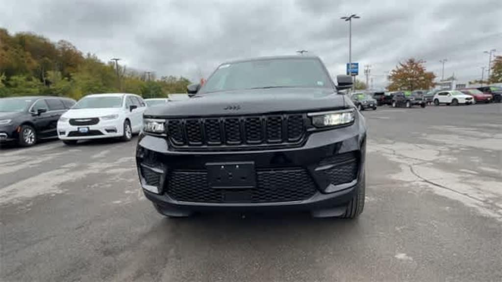 New 2025 Jeep Grand Cherokee Laredo SUV