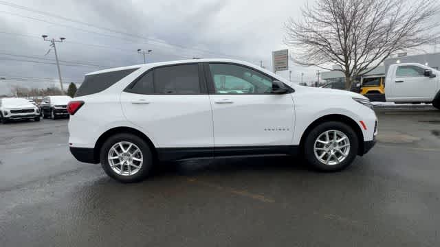 Thumbnail: 2022 Chevrolet Equinox - 9