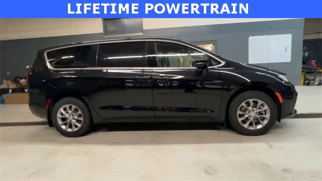 Thumbnail: 2026 Chrysler Pacifica - 9