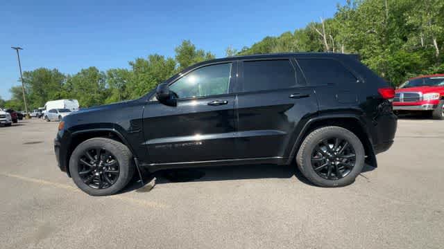Thumbnail: 2017 Jeep Grand Cherokee - 4