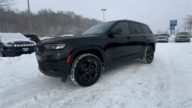 Thumbnail: 2023 Jeep Grand Cherokee - 4