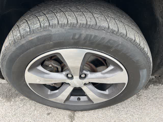 Thumbnail: 2019 Jeep Cherokee - 8