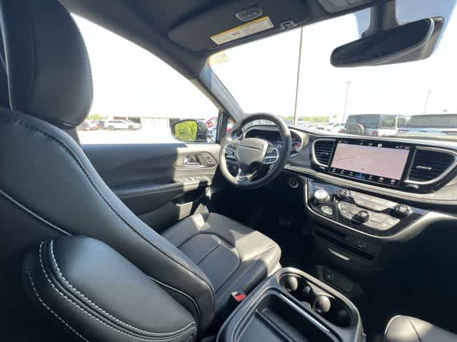 Thumbnail: 2027 Chrysler Pacifica - 17