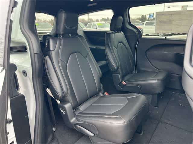 Thumbnail: 2026 Chrysler Pacifica - 18