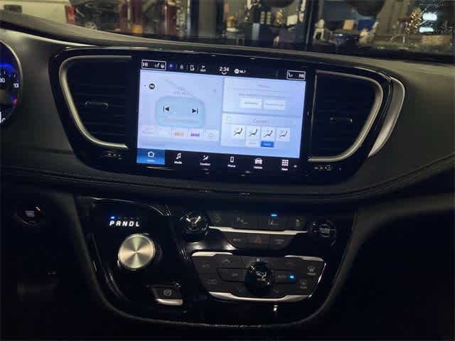 Thumbnail: 2023 Chrysler Pacifica - 21