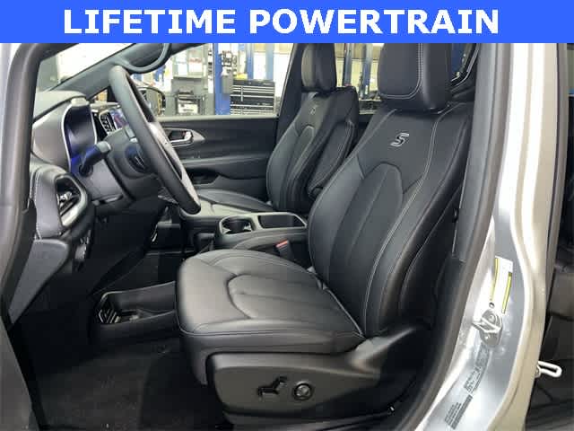 Thumbnail: 2026 Chrysler Pacifica - 15