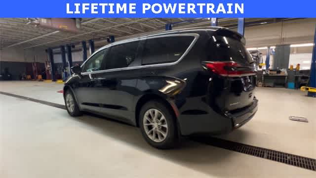 Thumbnail: 2026 Chrysler Pacifica - 6