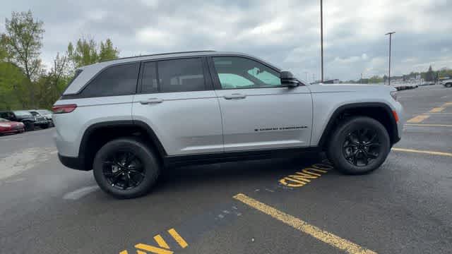 Thumbnail: 2026 Jeep Grand Cherokee - 9