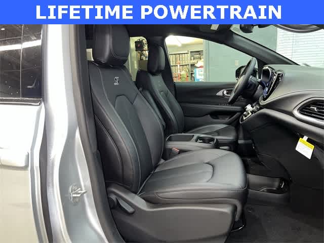 Thumbnail: 2026 Chrysler Pacifica - 19