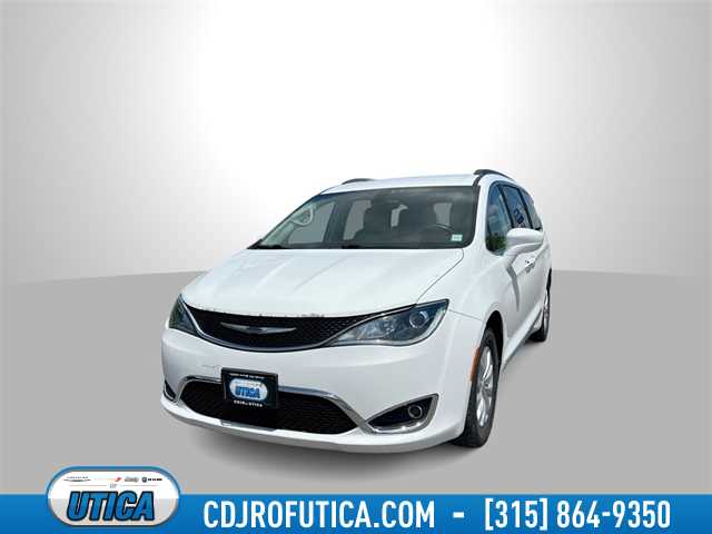 2017 Chrysler Pacifica Touring L -
                  Yorkville, NY