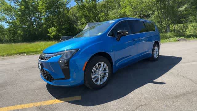 Thumbnail: 2027 Chrysler Pacifica - 4