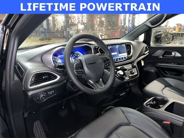 Thumbnail: 2026 Chrysler Pacifica - 10