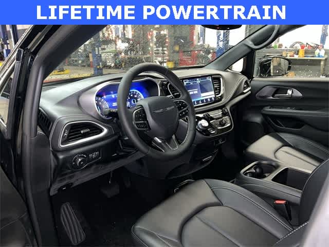 Thumbnail: 2026 Chrysler Pacifica - 10