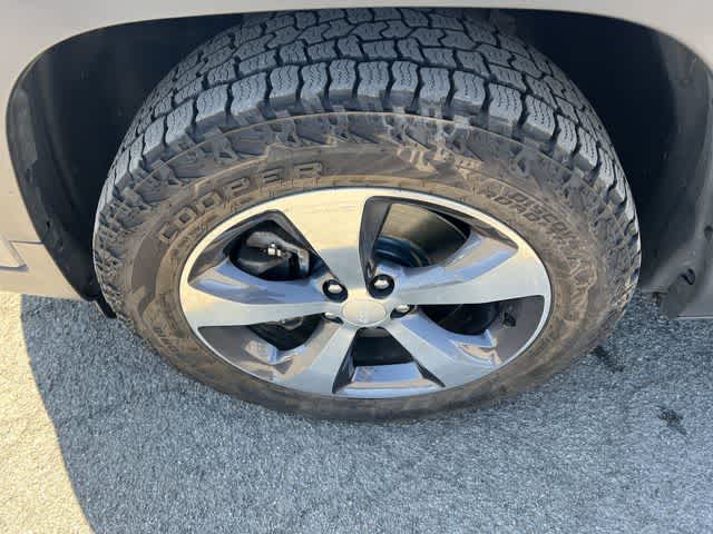 Thumbnail: 2019 Jeep Cherokee - 11