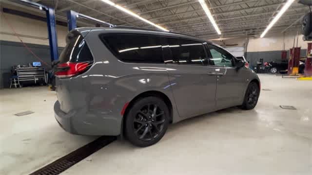 Thumbnail: 2023 Chrysler Pacifica - 8