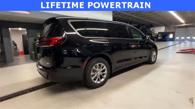 Thumbnail: 2026 Chrysler Pacifica - 8