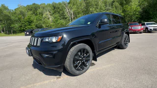 Thumbnail: 2017 Jeep Grand Cherokee - 3