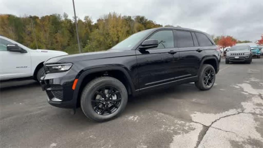 New 2025 Jeep Grand Cherokee Laredo SUV