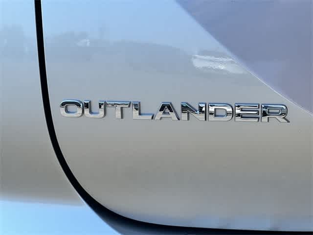 2022 Mitsubishi Outlander ES 18