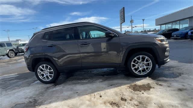 Thumbnail: 2022 Jeep Compass - 9