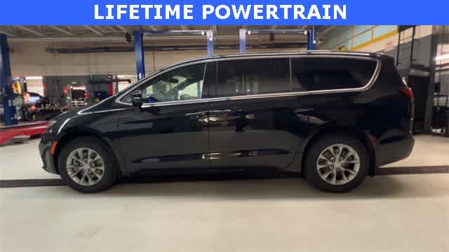 Thumbnail: 2026 Chrysler Pacifica - 5