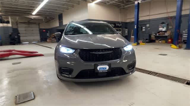 Thumbnail: 2023 Chrysler Pacifica - 3