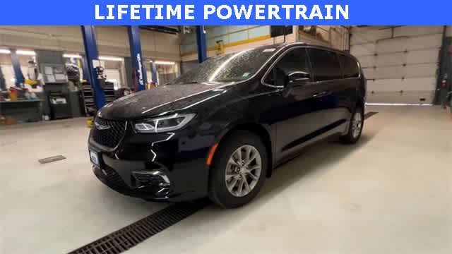 Thumbnail: 2026 Chrysler Pacifica - 4