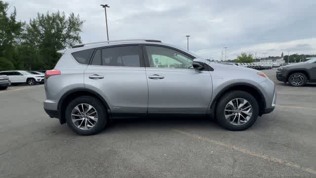 Thumbnail: 2018 Toyota RAV4 - 8