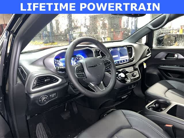 Thumbnail: 2026 Chrysler Pacifica - 10