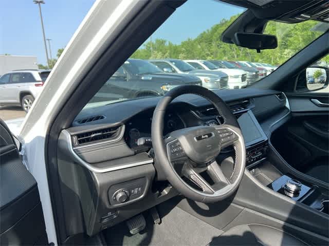 2025 Jeep Grand Cherokee Laredo 10