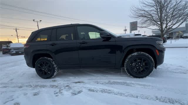 Thumbnail: 2025 Jeep Grand Cherokee - 9