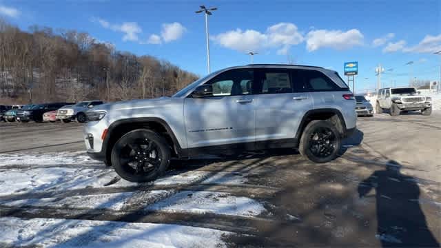 Thumbnail: 2025 Jeep Grand Cherokee - 4