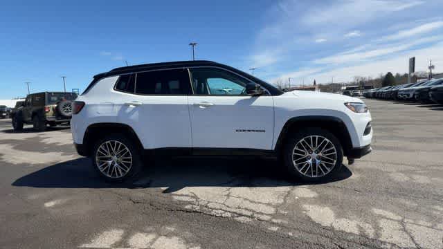 Thumbnail: 2022 Jeep Compass - 9