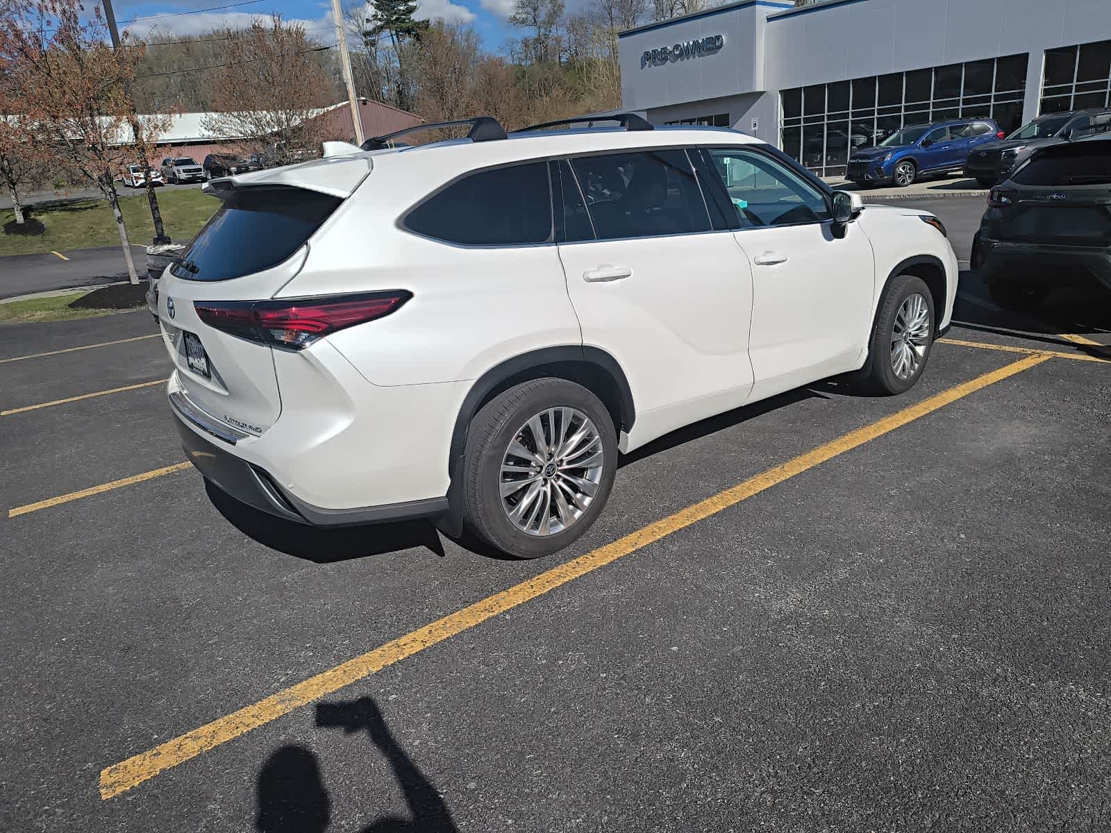 Thumbnail: 2023 Toyota Highlander - 3