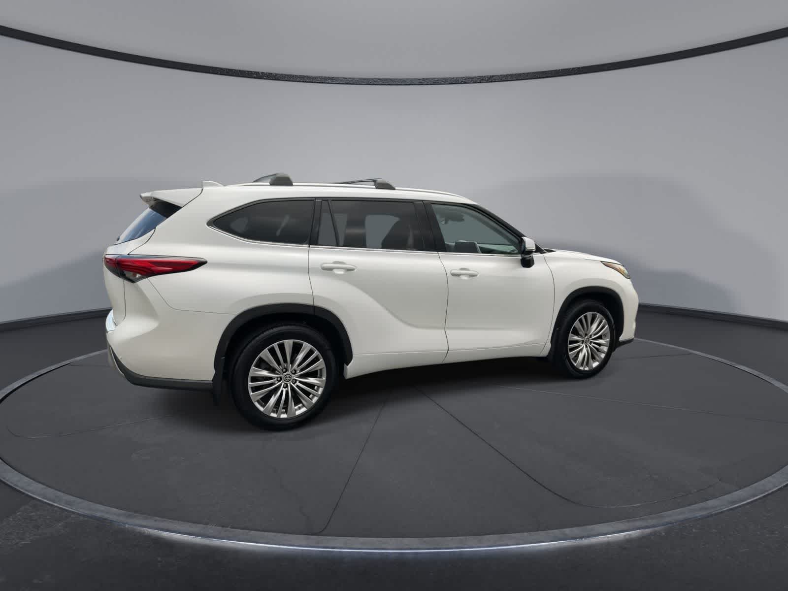 Thumbnail: 2023 Toyota Highlander - 8