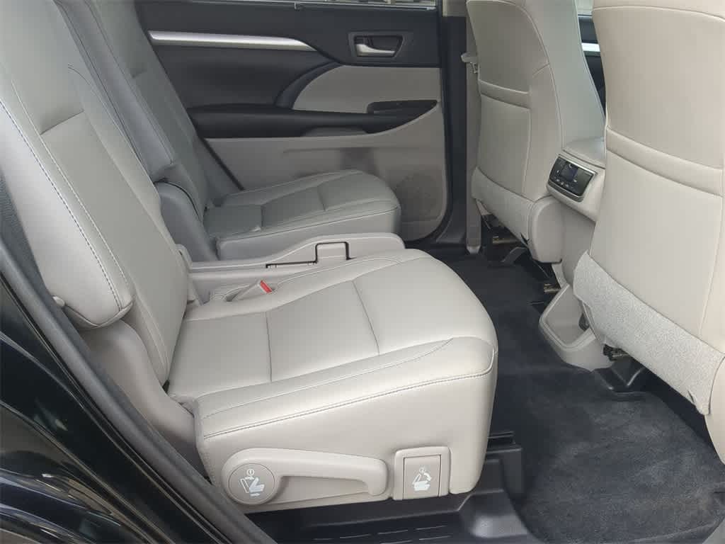 Thumbnail: 2017 Toyota Highlander - 22