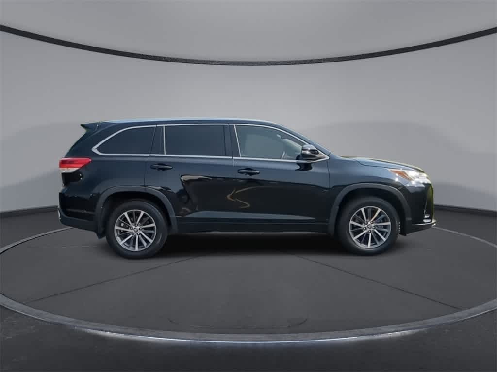 Thumbnail: 2017 Toyota Highlander - 9