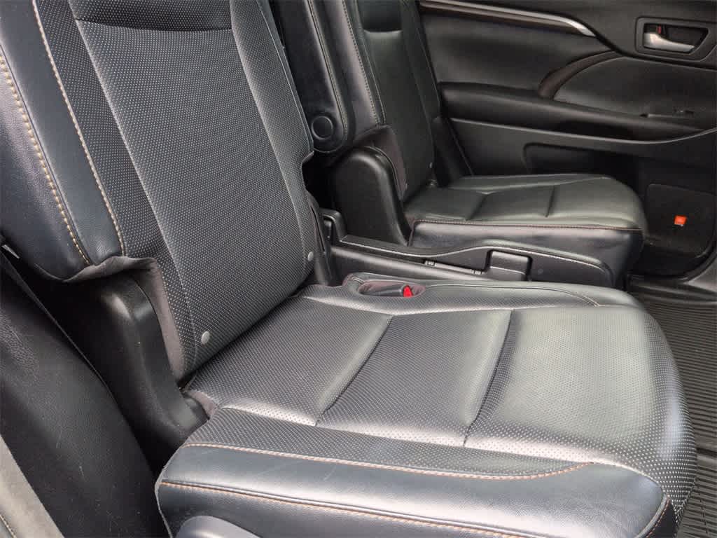 Thumbnail: 2016 Toyota Highlander - 22
