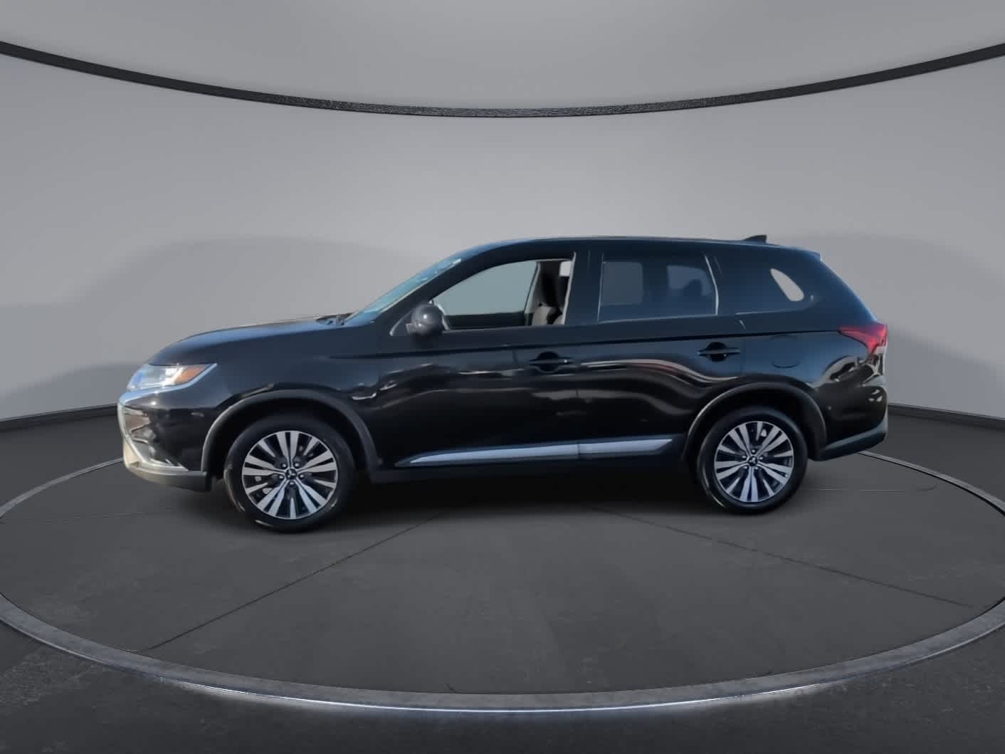 Thumbnail: 2019 Mitsubishi Outlander - 4
