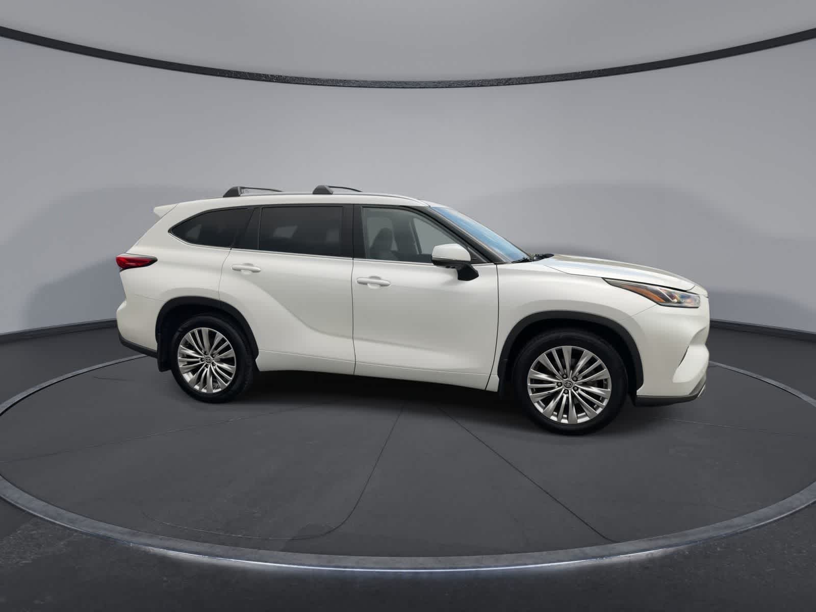 Thumbnail: 2023 Toyota Highlander - 9
