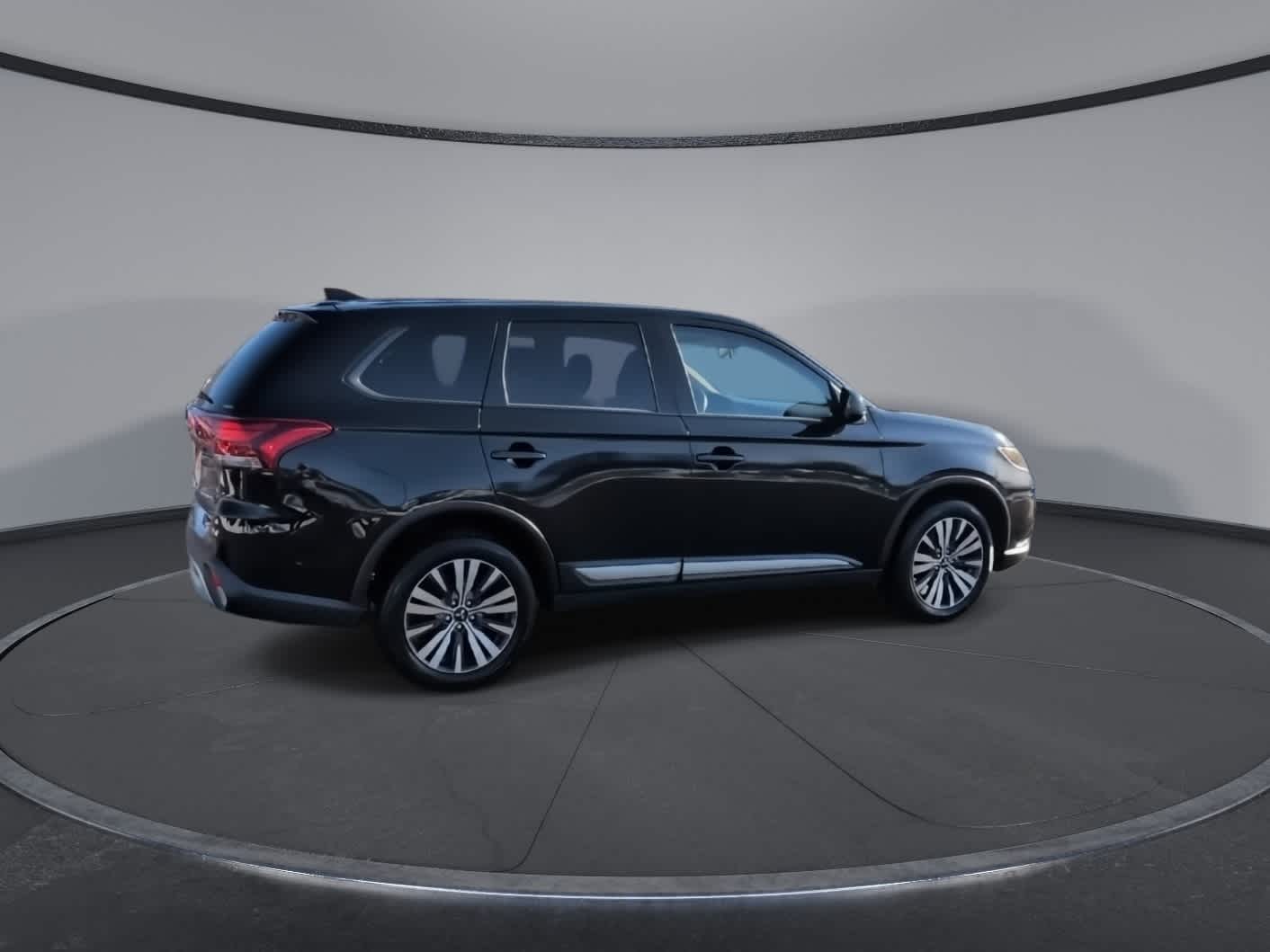 Thumbnail: 2019 Mitsubishi Outlander - 8