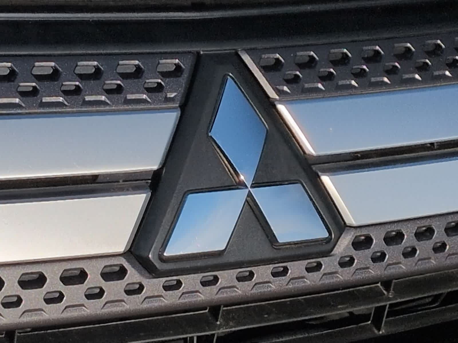 Thumbnail: 2019 Mitsubishi Outlander - 12