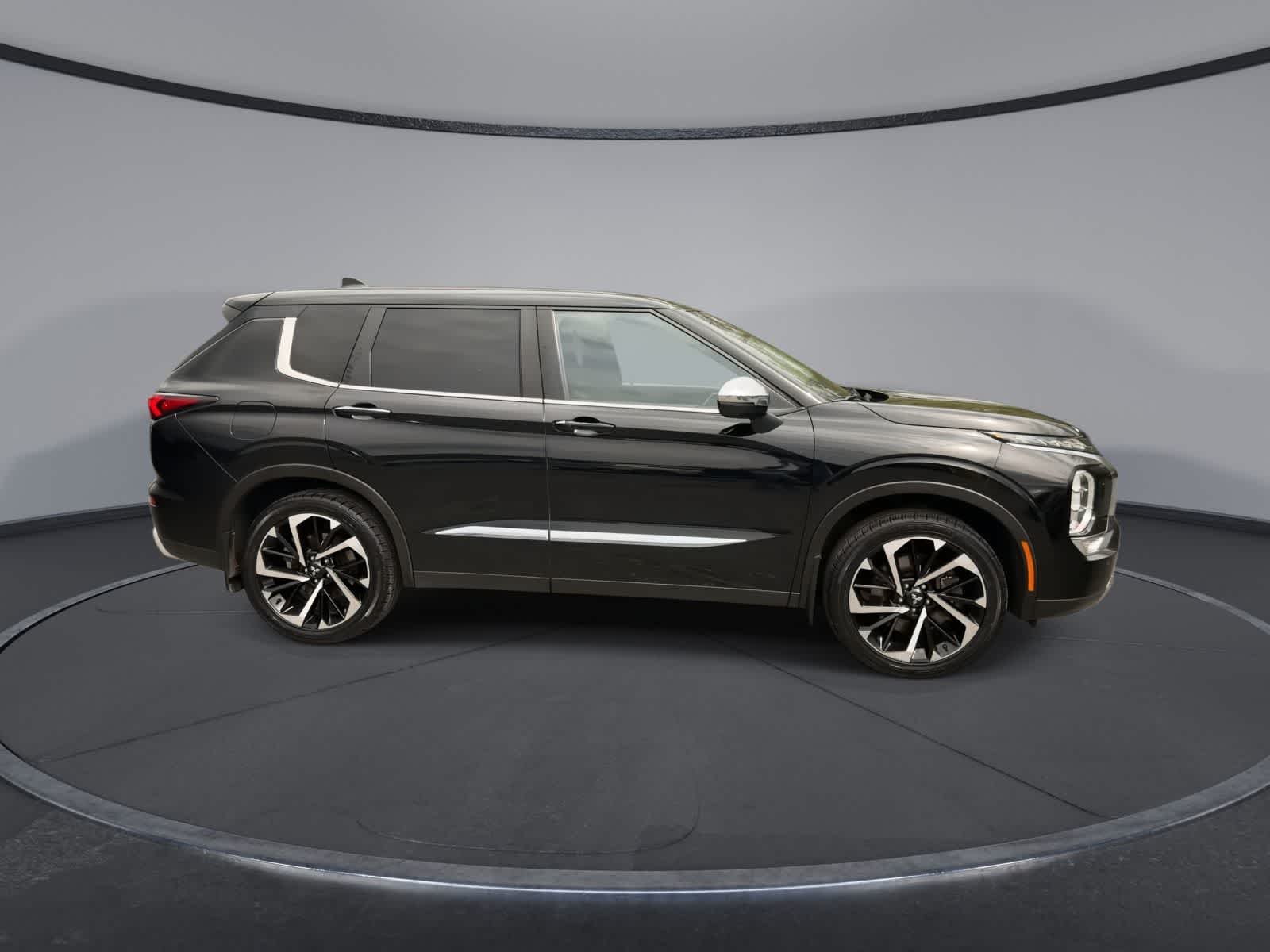 Thumbnail: 2022 Mitsubishi Outlander - 9