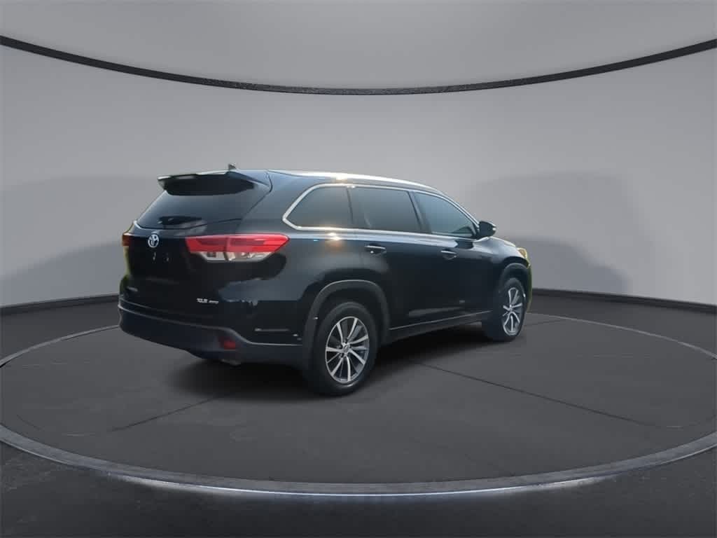 Thumbnail: 2017 Toyota Highlander - 8