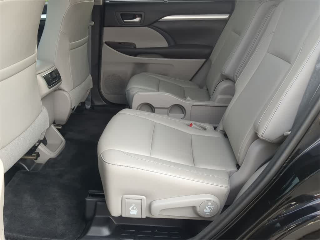 Thumbnail: 2017 Toyota Highlander - 21