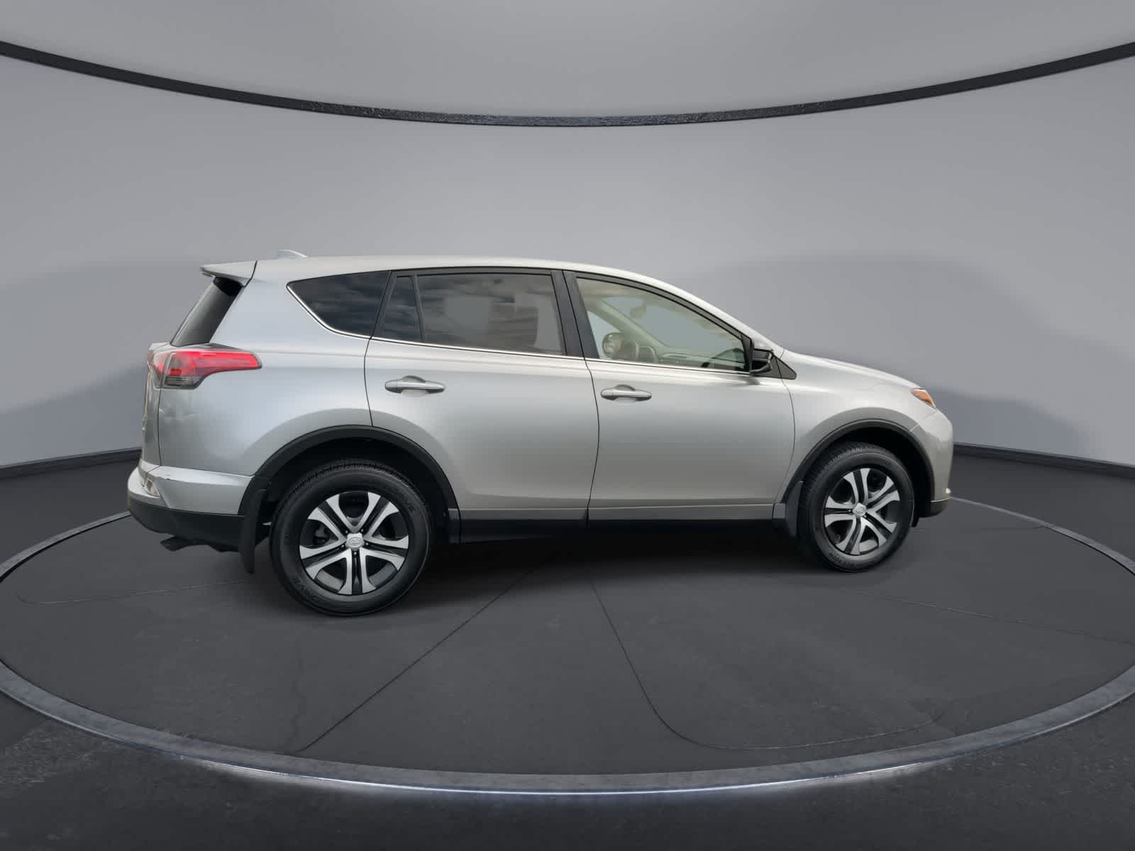 Thumbnail: 2018 Toyota RAV4 - 8